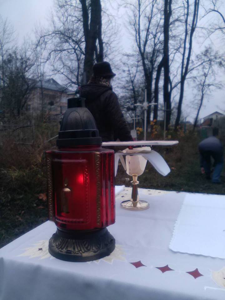 Porządkowanie cmentarza w Chmielnickim